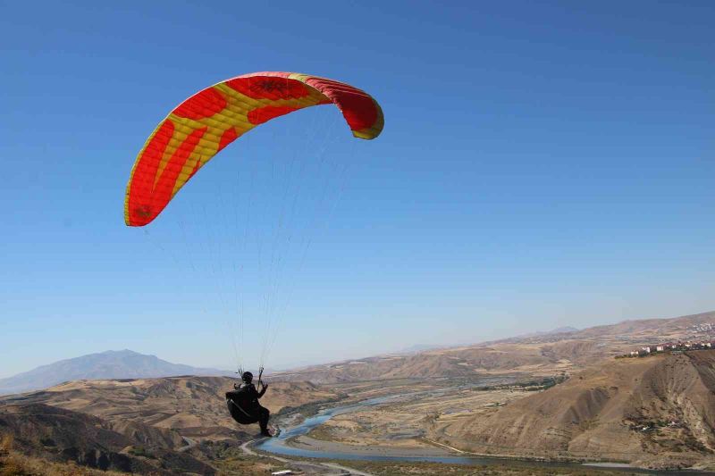 Palu semaları, yamaç paraşütçülerine ev sahipliği yaptı
