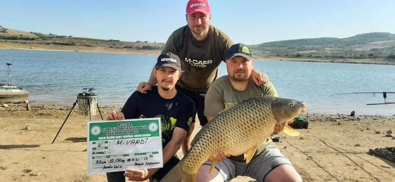 12 kilo 650 gramlık en büyük sazan balığı tutarak 7 bin lirayı kaptılar
