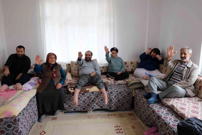 Fedakar anne ve baba, 35 yıldır 4 engelli çocuğuna sevgi ve şefkatle bakıyor
