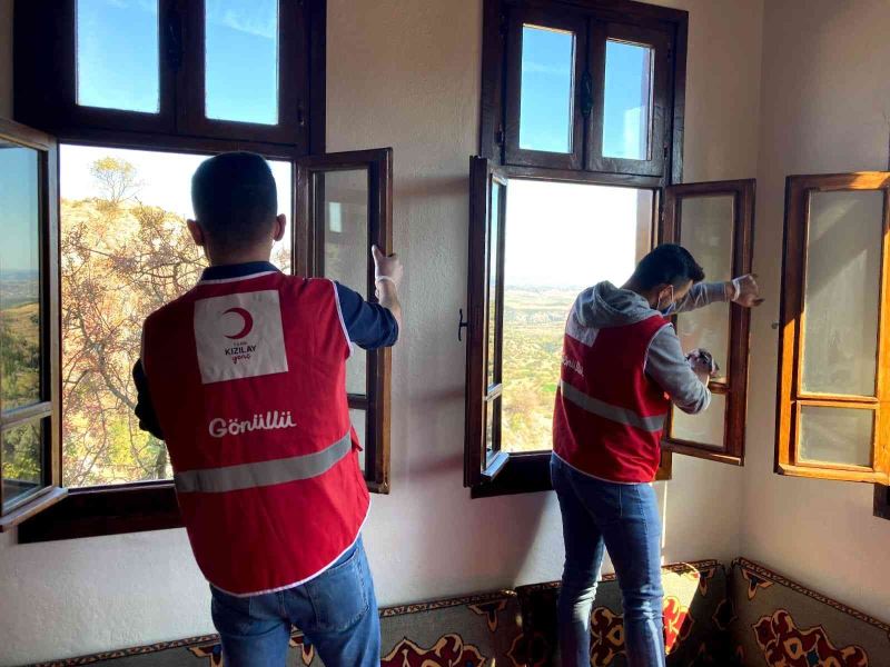 Türk Kızılay’ı Bilecik gönüllülerinden türbe ve camilerde temizlik
