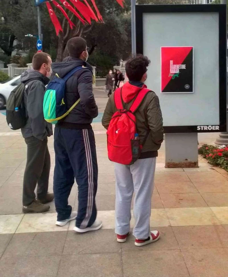 Sloganı gören dönüp bir daha baktı
