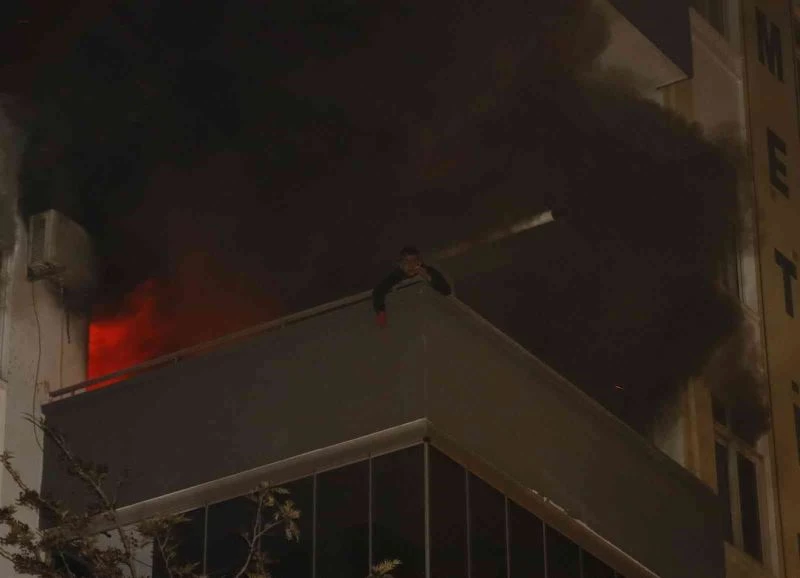 Sinir krizi geçiren genç oturduğu evi ateş verdi, balkona çıkıp sigara içti
