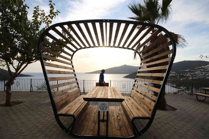 Kaş’a yeni kent mobilyaları
