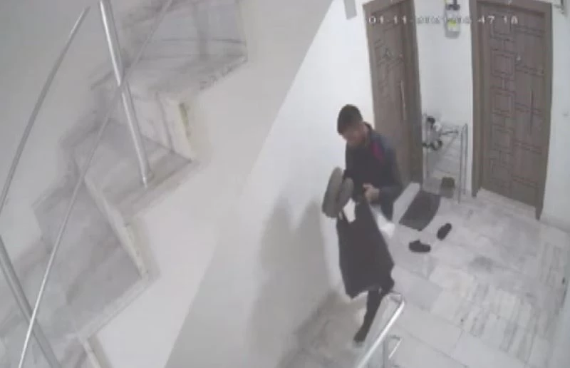 Beğendiği ayakkabıları seçip çaldı
