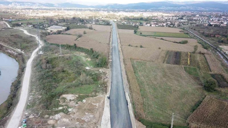 Alt yapısını biten yollar asfaltlanıyor
