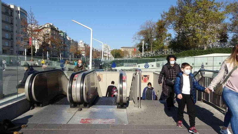 Taksim metrosunda yürümeyen merdiven çilesi
