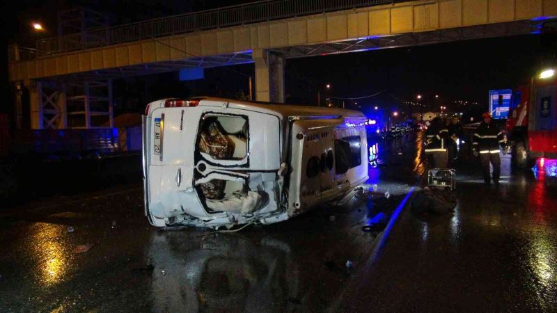 Kaza yapan servis minibüsüne akaryakıt tankeri çarptı: 1 ölü, 1 yaralı
