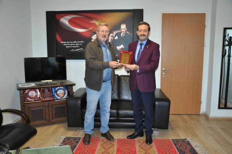 Simav’da İHA muhabirine teşekkür plaketi
