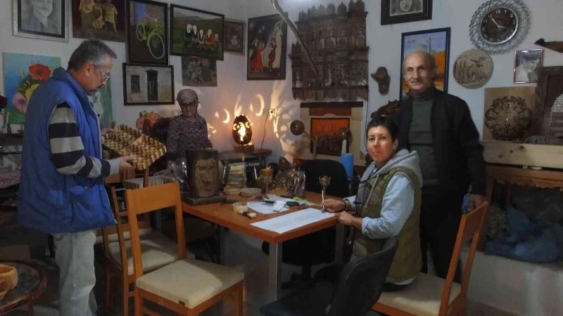 Evini sergi salonuna çeviren tarım teknikeri, şimdi de sokağını boyuyor
