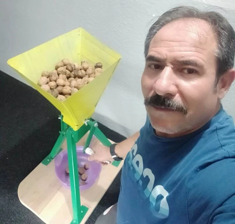 Okul müdürü hurda malzemelerden ceviz kırma makinesi icat etti
