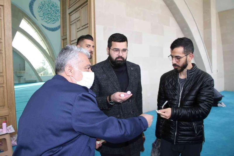 Sigarayı bıraktı, 4 yılda topladığı 38 bin lirayı öğrencilere harcadı
