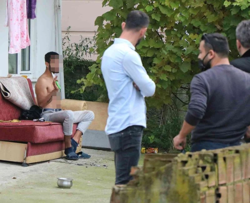 Elinde bıçakla intihara kalkışan genç 2 saatte ikna edildi
