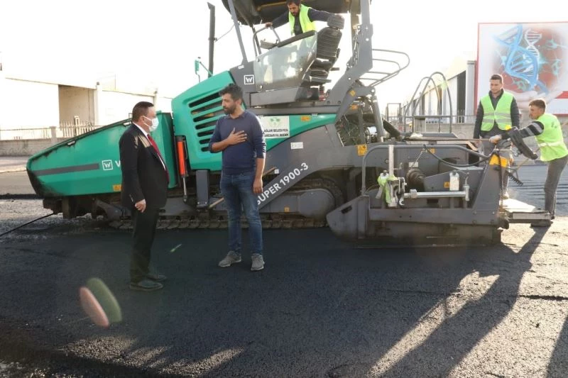 Başkan Beyoğlu, ilk kez asfaltla tanışan caddede çalışmaları denetledi
