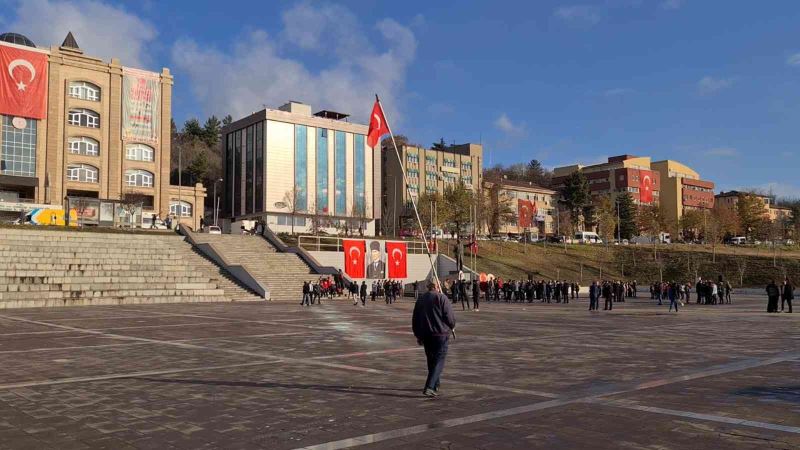 Şehit torunu fırça sapına taktığı Türk Bayrağı ile İYİ Partili Türkkan’ı protesto etti
