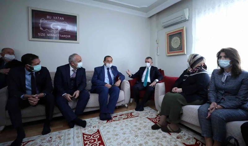 Başkan Büyükakın, şehit Arlı’nın ailesini ziyaret etti
