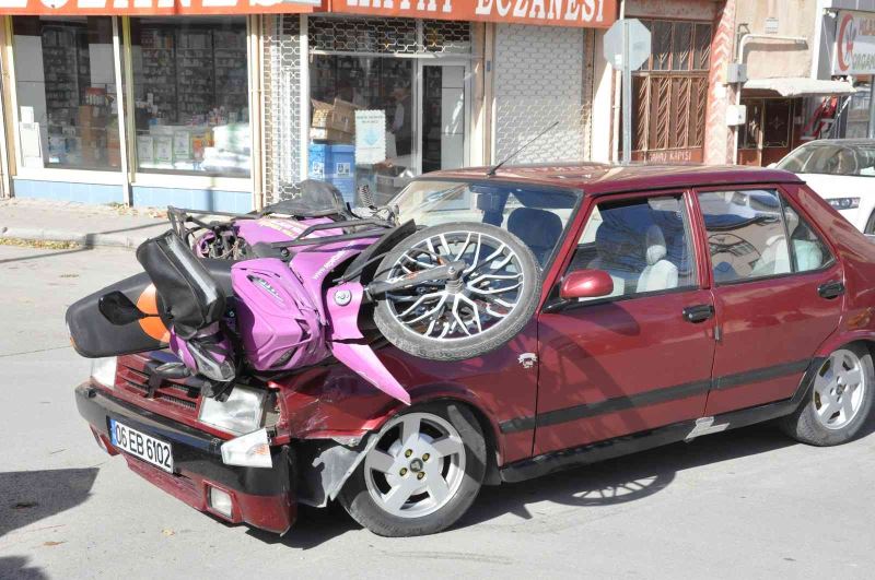 Karaman’da kaza yapan motosiklet otomobilin kaportasında kaldı

