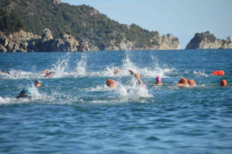 Atatürk’ü yüzerek andılar
