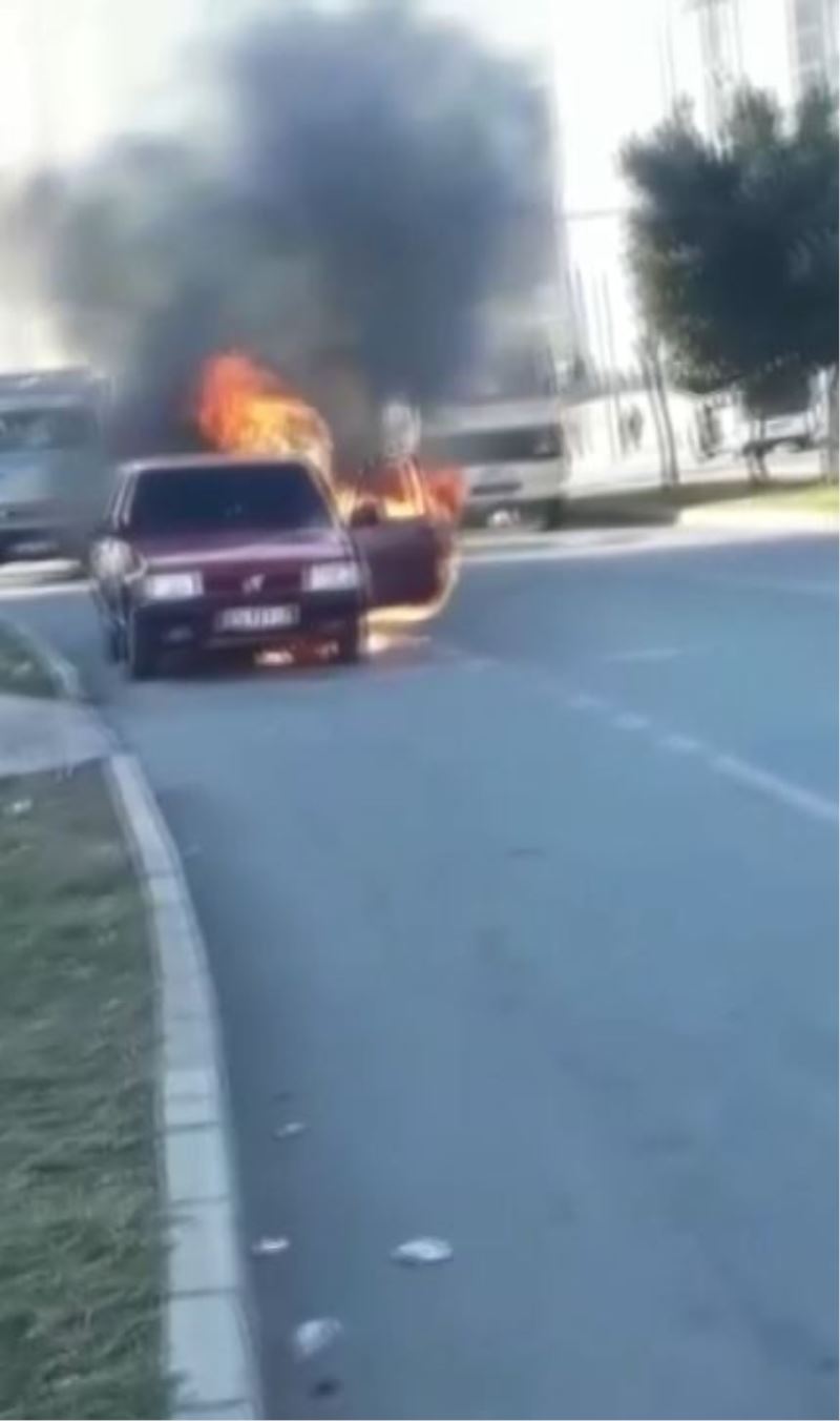 Antalya’da hareket halinde dumanların çıktığı otomobil alevlere teslim oldu
