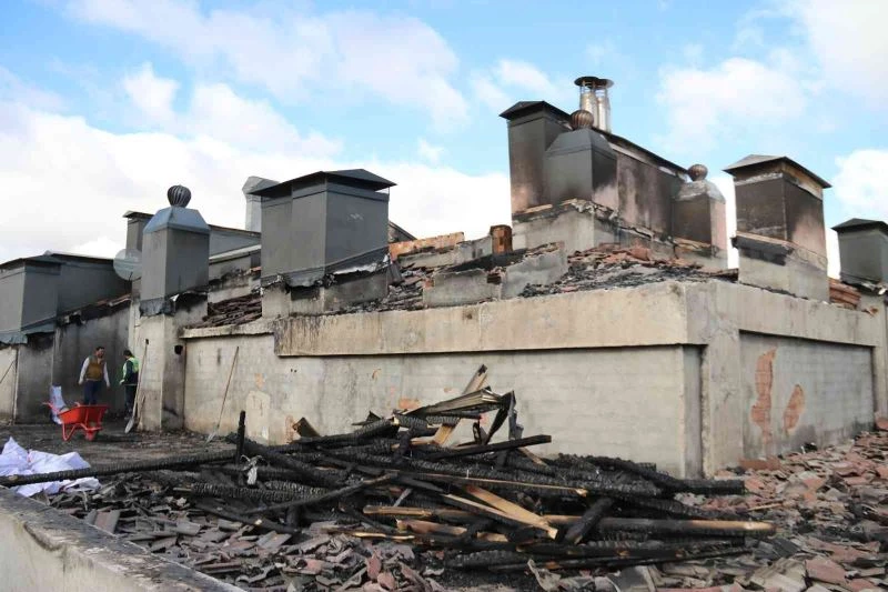 Kovulan kapıcının ateşe verdiği binada hasar yakından görüntülendi

