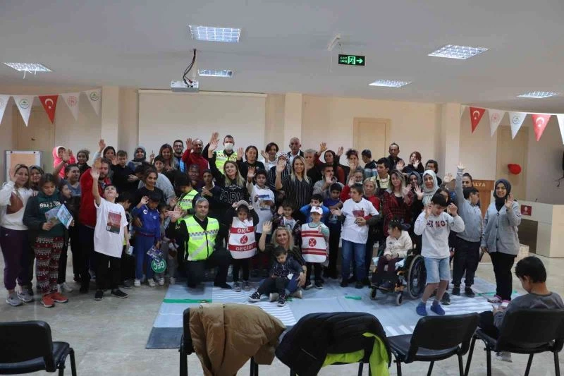 Jandarma’dan 45 otizmli çocuğa ’Trafik dedektifi’ eğitimi
