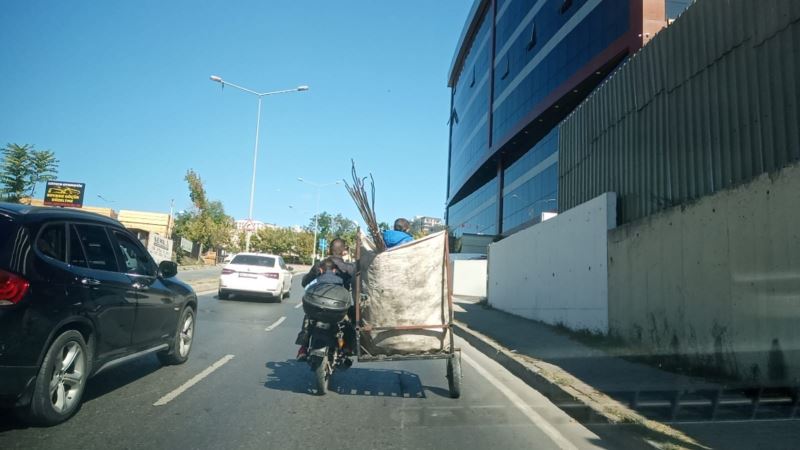 Pendik’te çocuğun motosiklet sepetinde tehlikeli yolculuğu
