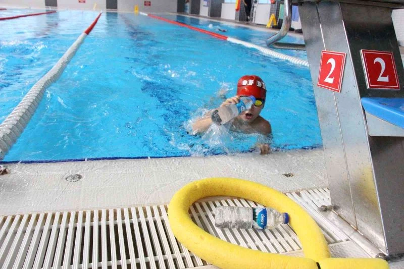 Genç çevreciler Karadeniz için havuzda yüzdü
