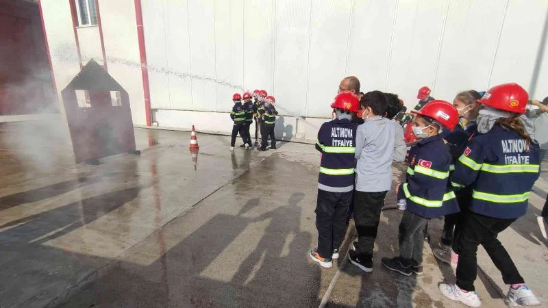 Minik çocuklar itfaiyeci kıyafeti giyip yangın söndürdü
