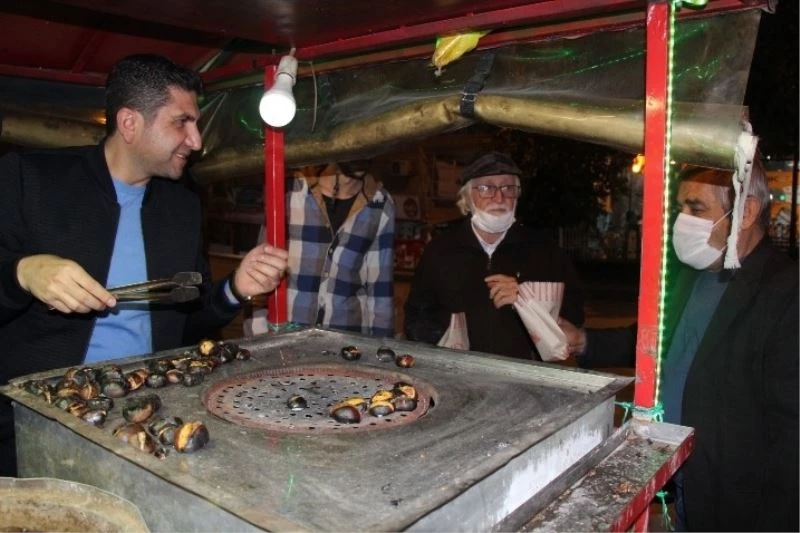 AK Parti İlçe Başkanı Bağış, vatandaşlara kestane pişirip, dağıttı
