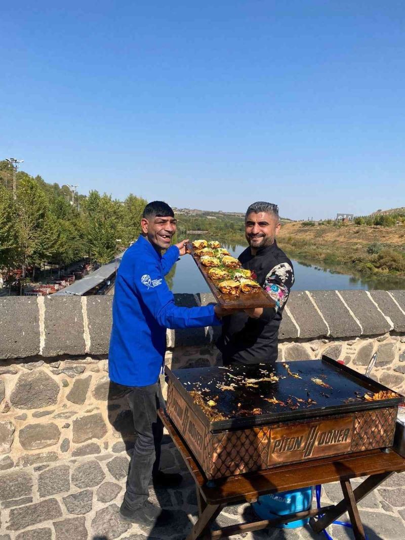 Tarihi köprüde ‘piton döner’ yaptı
