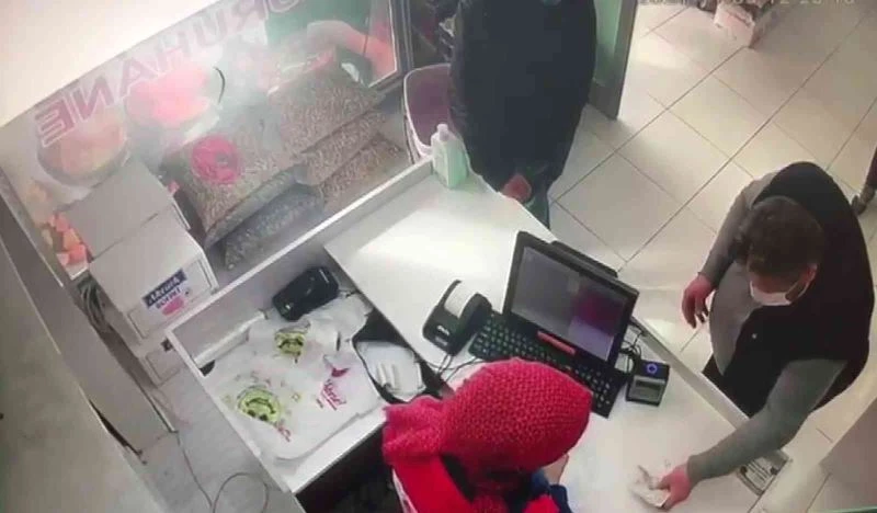 Haberlere çıkınca, çaldıkları parayı geri getirip helallik istediler
