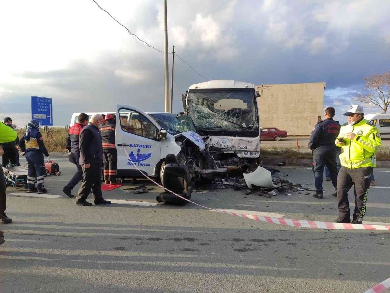 Dikkatsiz yola giren sürücü ortalığı birbirine kattı: 7 yaralı
