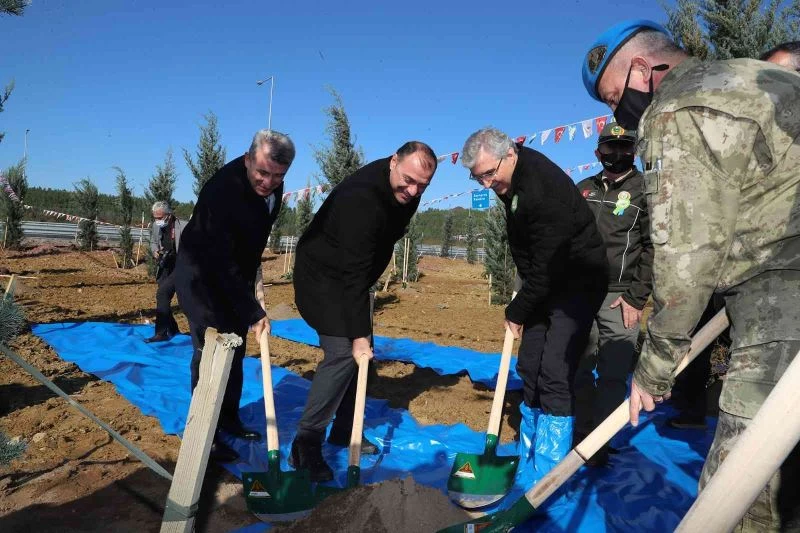 Tüm insanlığa nefes olmak için fidanları toprakla buluşturdular
