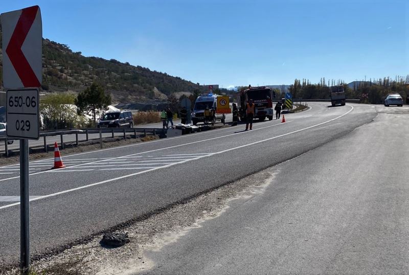 Hafif ticari araç beton menfeze çarptı: 1 ölü, 1 yaralı
