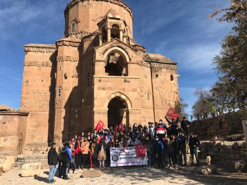 Edremitli öğrenciler Akdamar Adası’nı gezdiler
