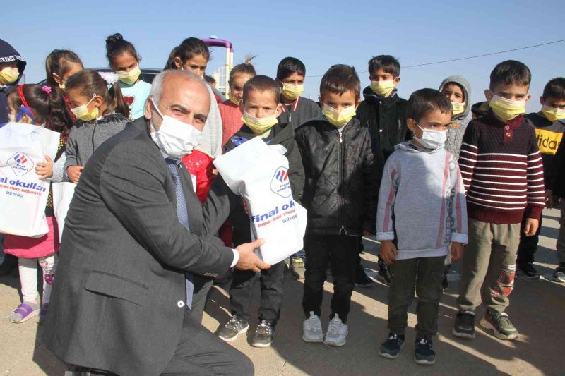 Evde yaptıkları yiyecekleri oyuncakla takas ettiler, köy okullarına gönderdiler
