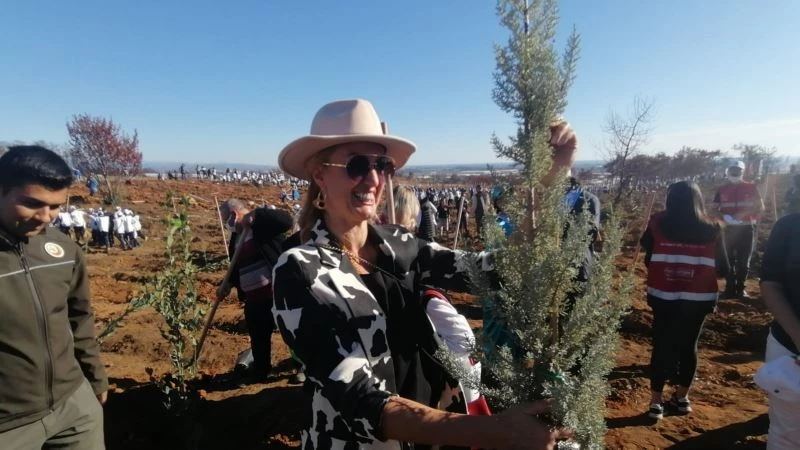 Manken Tuğba Özay fidan dikim törenine katıldı
