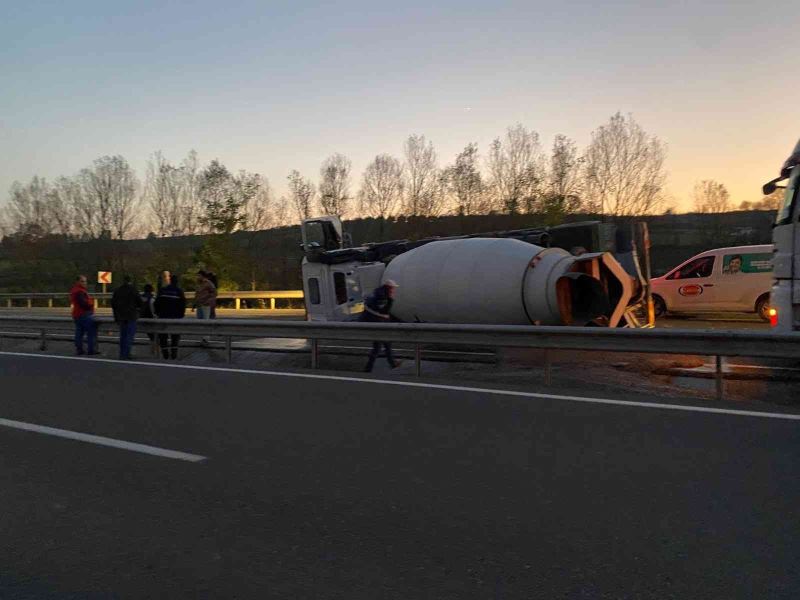 Direksiyonu kilitlenen beton mikseri karşı şeride geçerek devrildi
