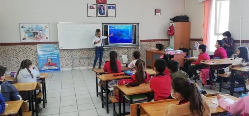 İlkokul öğrencilerine balık çeşitleri ve balık tüketmenin faydaları anlatıldı
