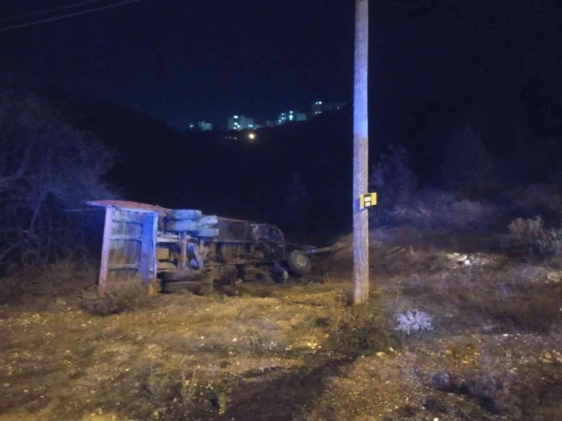 Freni boşalan kamyonun sürücüsü, ormana sürdüğü araçtan atlayarak kurtuldu
