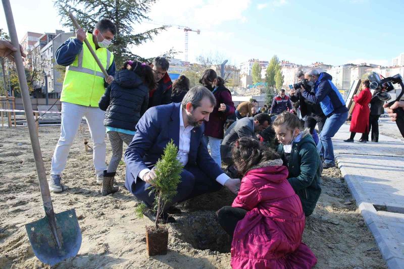 Başkan Bünyamin Demir, Güngören Millet Bahçesi’nde öğrencilerle fidan dikti
