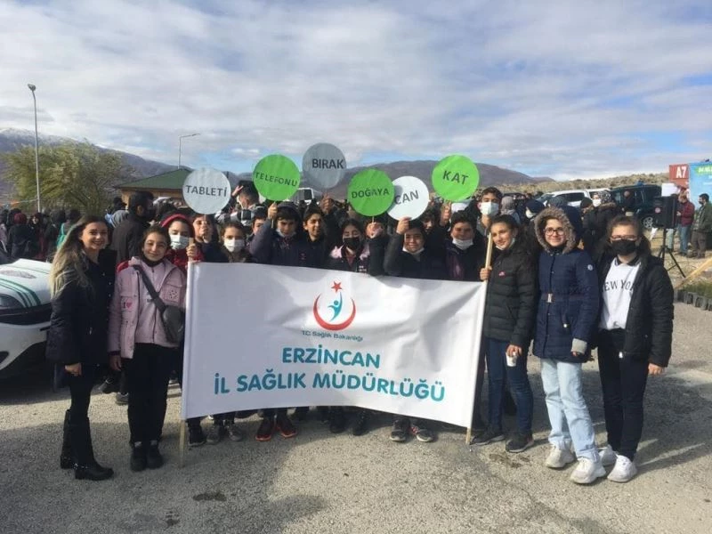 Sağlıkçılar “Tableti, Telefonu Bırak Doğaya Can Kat” sloganıyla fidan dikti
