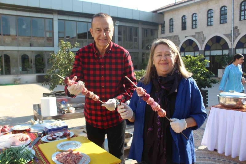 Dünyaca ünlü Amerikalı gurme, Gaziantep yemeklerini hem yaptı hem yedi
