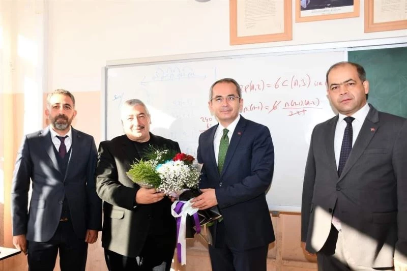 Emekli olan öğretmene son dersinde kaymakamdan sürpriz
