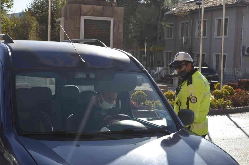 Araçları tek tek durdurup emniyet kemerinin önemini anlattılar
