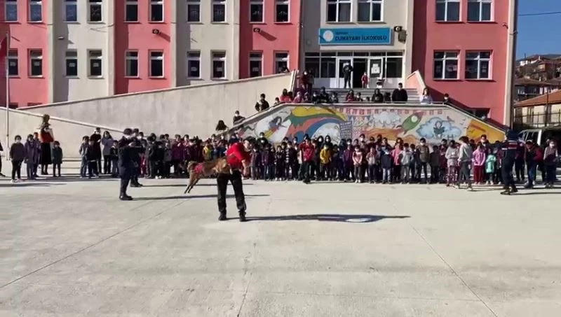 Öğrenciler narkotik köpeğinin gösterisini heyecanla izledi
