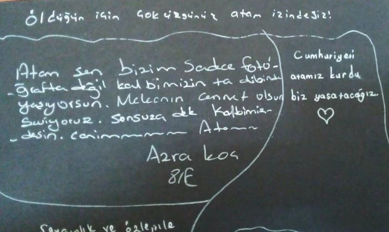Ayvalık’ta öğrenciler Atatürk için anı defteri açtılar
