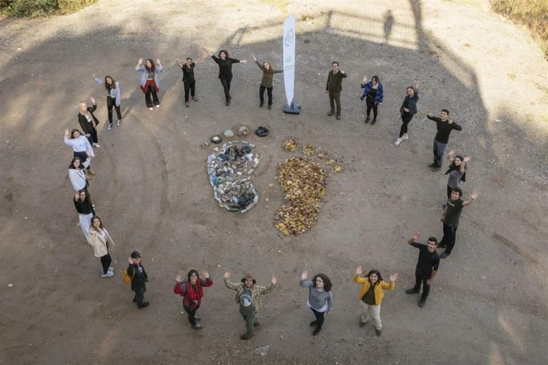 Çöplerden ayak iziyle çevre kirliliğine dikkat çektiler

