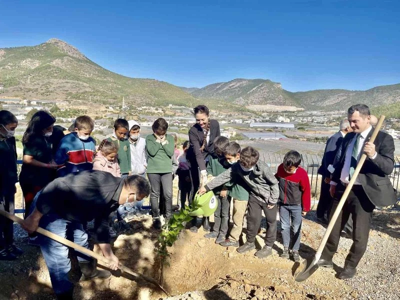 Akkuyu Nükleer A.Ş. temsilcileri, öğrencilerle birlikte mandalina fidanı dikti
