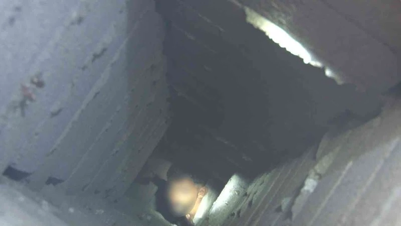 Bacadan binaya girdi, girdiği yerde sıkışınca yardımına itfaiye ekipleri yetişti
