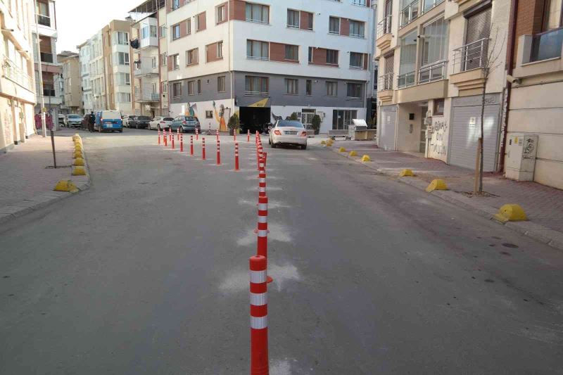 Araç yığını olan sokaklara plastik dubalı ve beton bloklu çözüm

